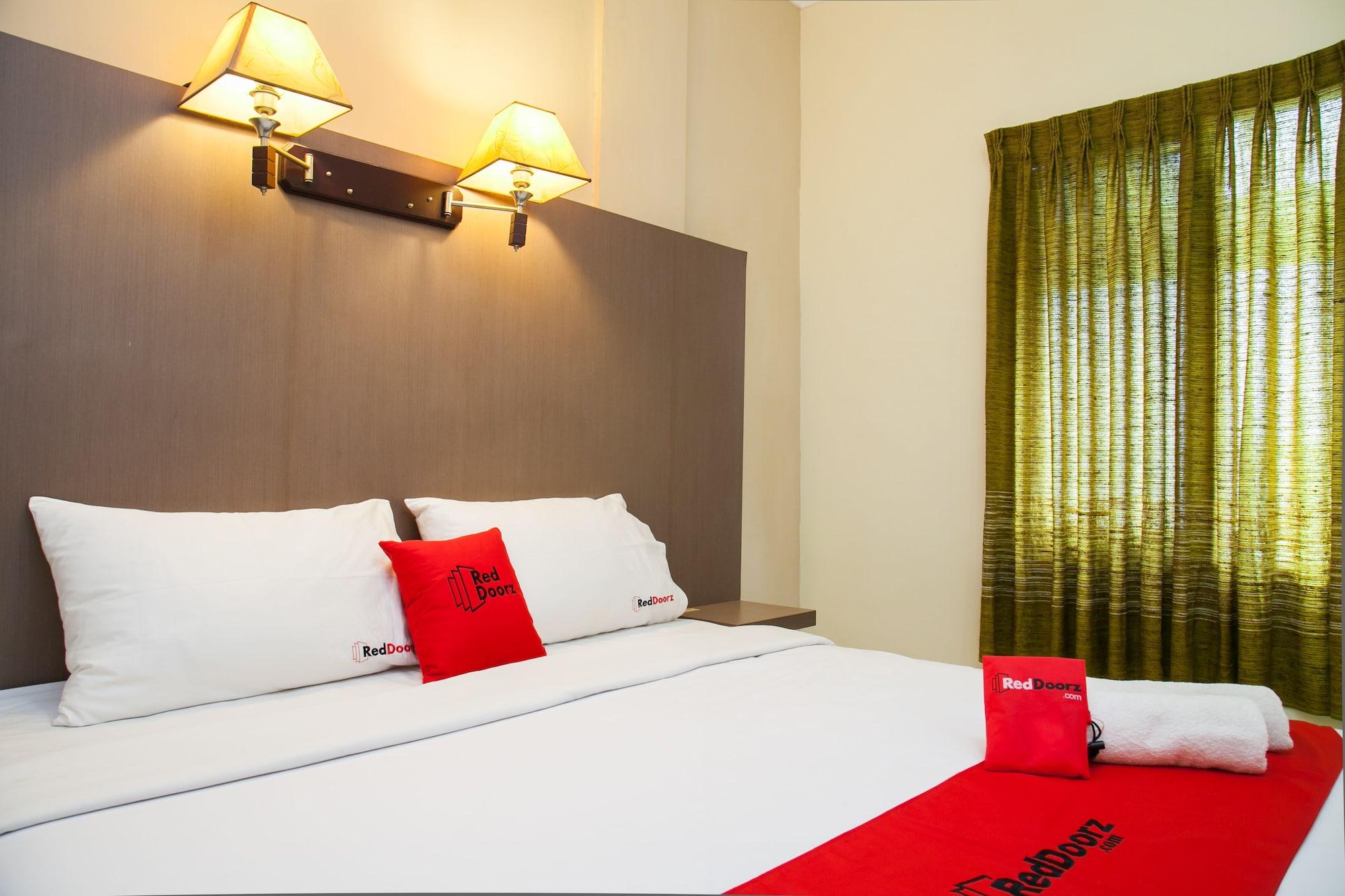 RedDoorz near Gubeng Station Hotel Surabaya Buitenkant foto